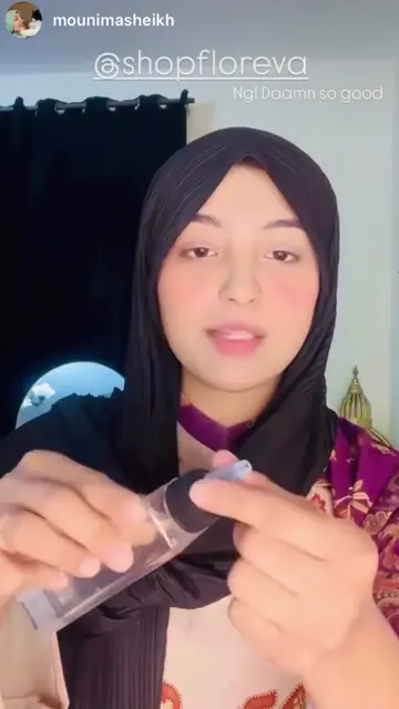 Monima opens her Floreva package and shares her first impressions on camera.
